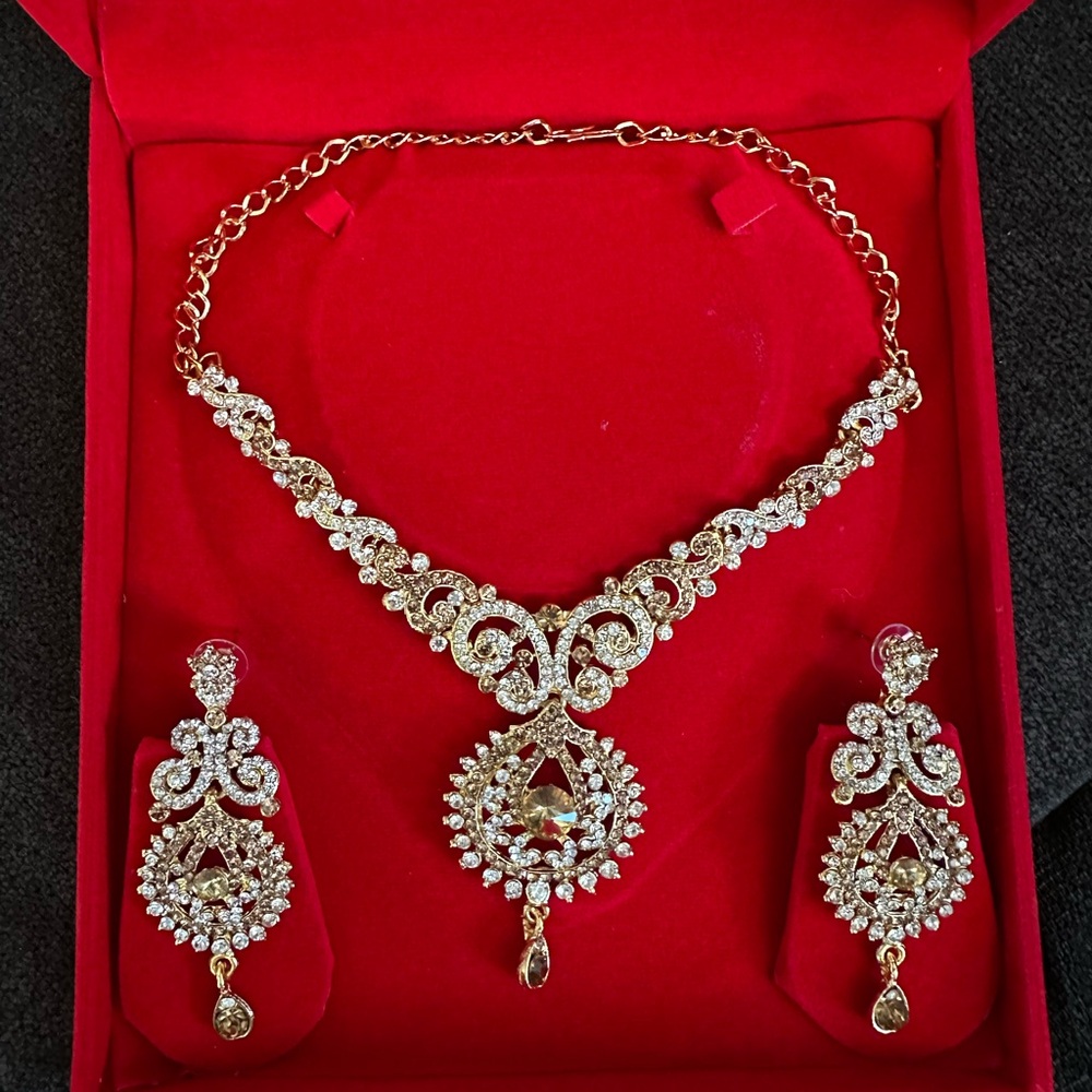 Elegant Gold and Silver Necklace Set